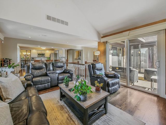 305 N Dale Avenue, Mchenry, IL 60050