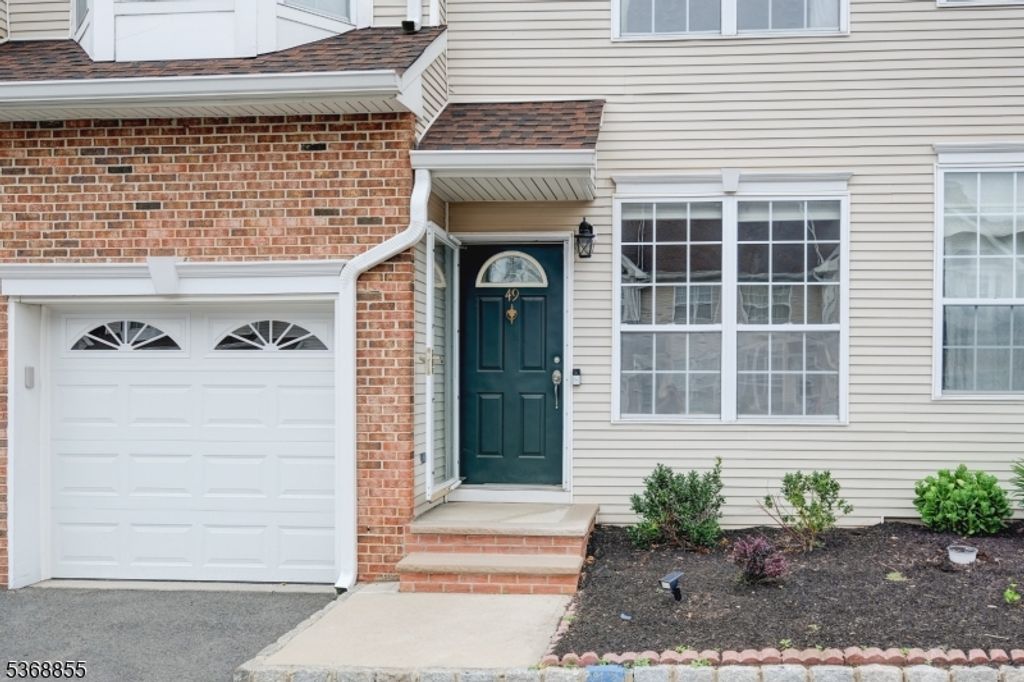 49 Gallop Ln, Franklin Twp., NJ 08873