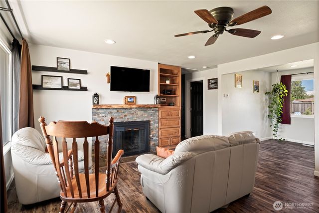 576 SE 5th Avenue, Oak Harbor, WA 98277