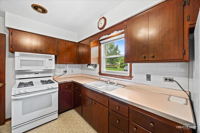 304 Crestwood Drive, Roselle, IL 60172