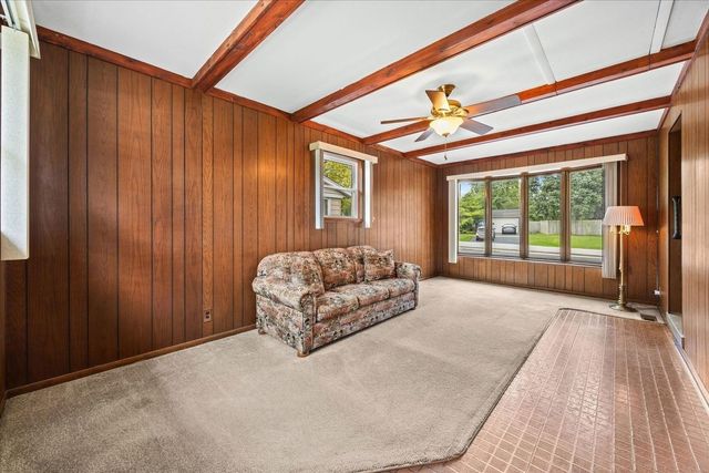 304 Crestwood Drive, Roselle, IL 60172