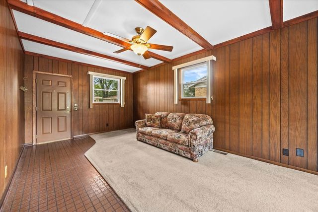 304 Crestwood Drive, Roselle, IL 60172