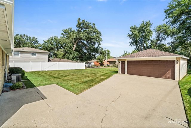 304 Crestwood Drive, Roselle, IL 60172