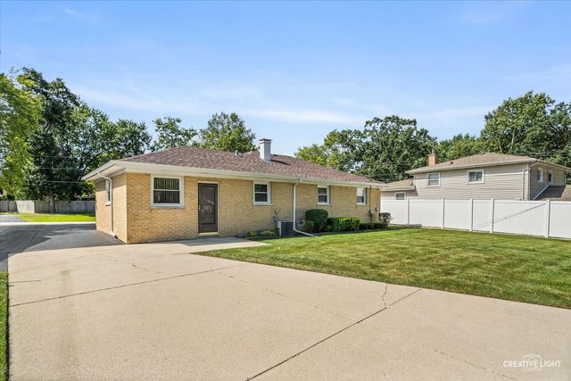 304 Crestwood Drive, Roselle, IL 60172