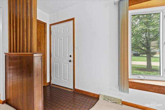 304 Crestwood Drive, Roselle, IL 60172