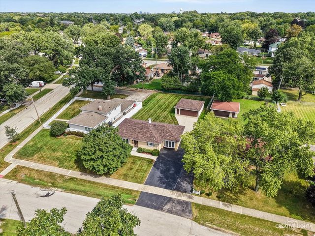 304 Crestwood Drive, Roselle, IL 60172