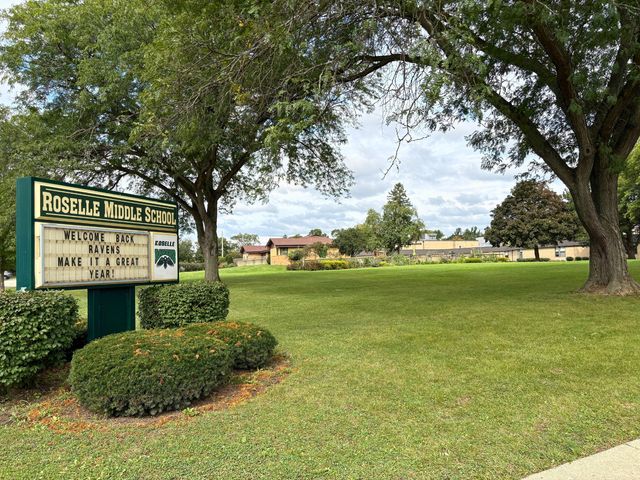 304 Crestwood Drive, Roselle, IL 60172