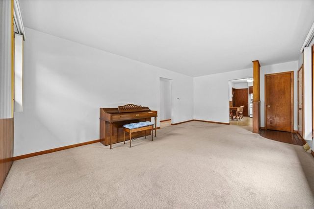 304 Crestwood Drive, Roselle, IL 60172