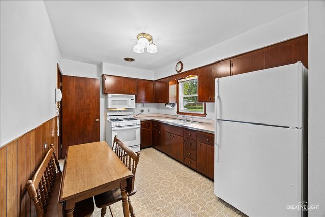 304 Crestwood Drive, Roselle, IL 60172