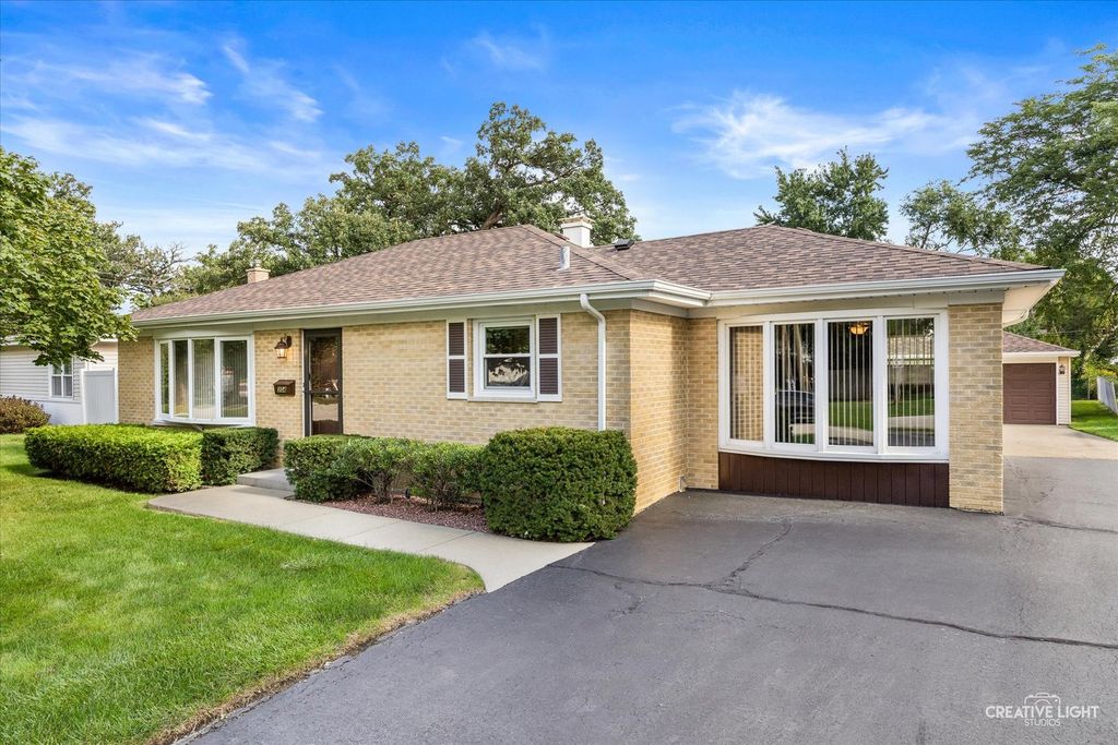 304 Crestwood Drive, Roselle, IL 60172