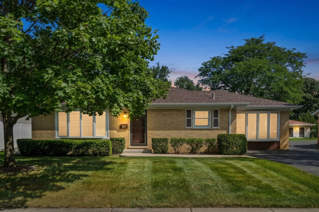 304 Crestwood Drive, Roselle, IL 60172 — photo 2