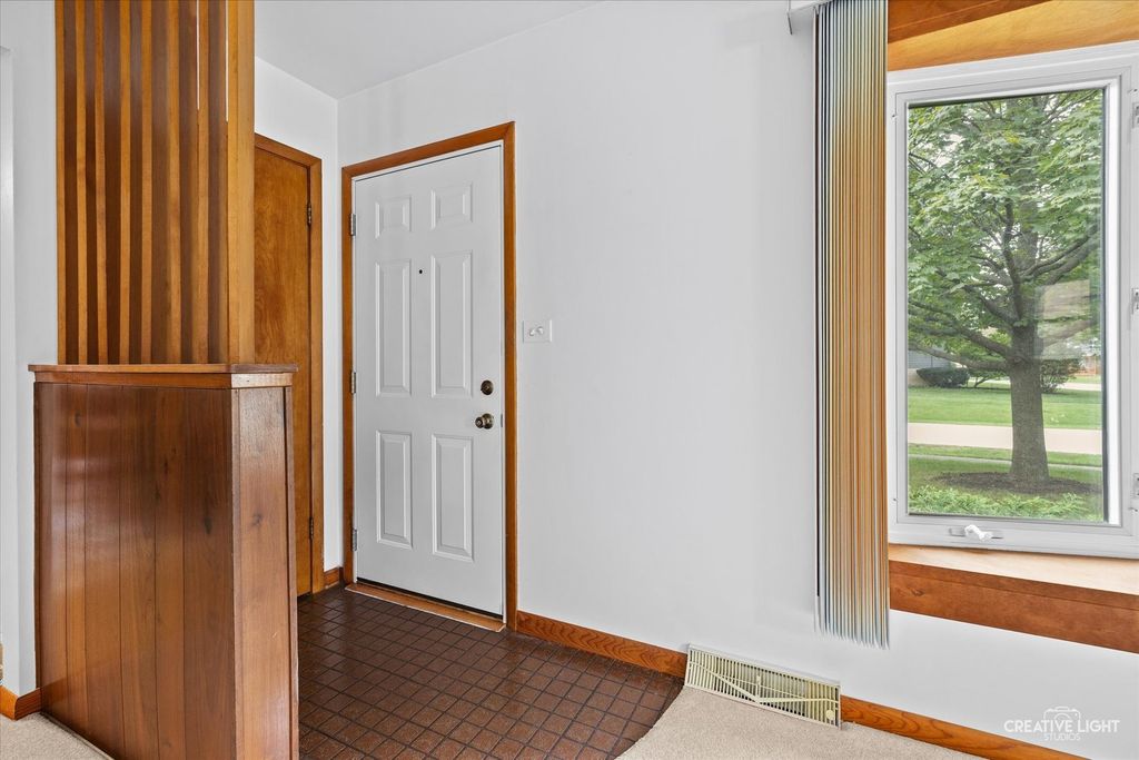 304 Crestwood Drive, Roselle, IL 60172 — photo 4