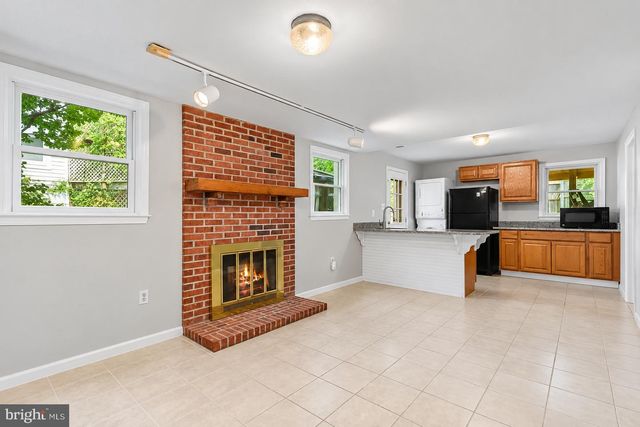 8421 HOLLIS, Vienna, VA 22182