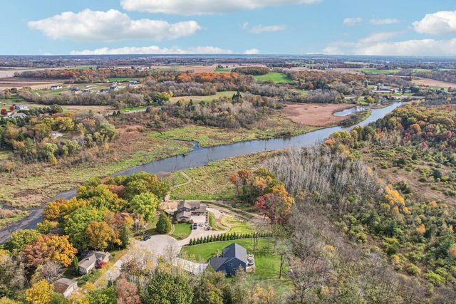 S95W22835 Bywater LANE, Big Bend, WI 53103