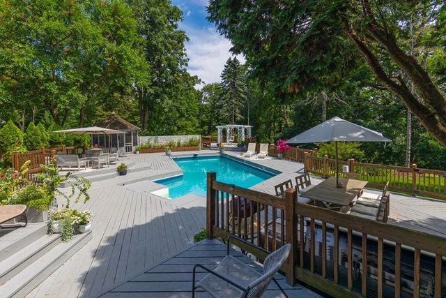 3865 Hillcrest Road, Deephaven, MN 55391