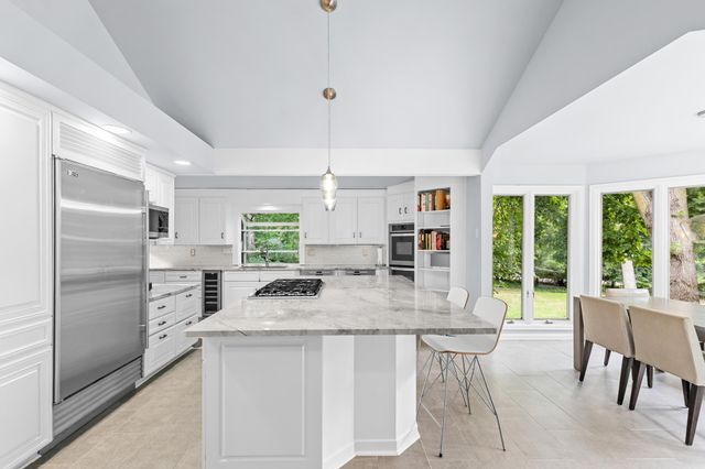 3865 Hillcrest Road, Deephaven, MN 55391