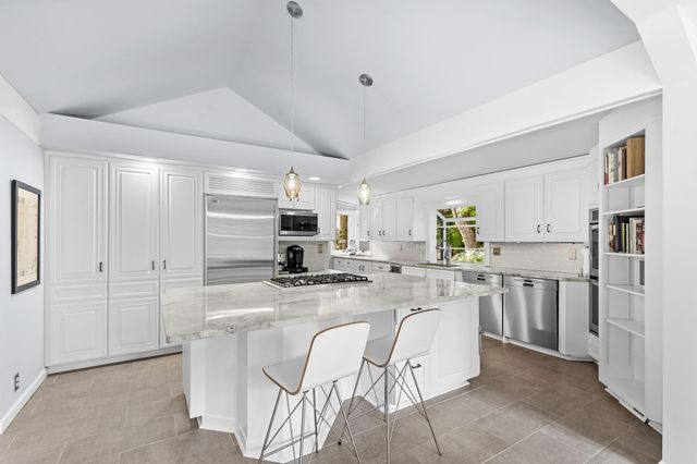 3865 Hillcrest Road, Deephaven, MN 55391