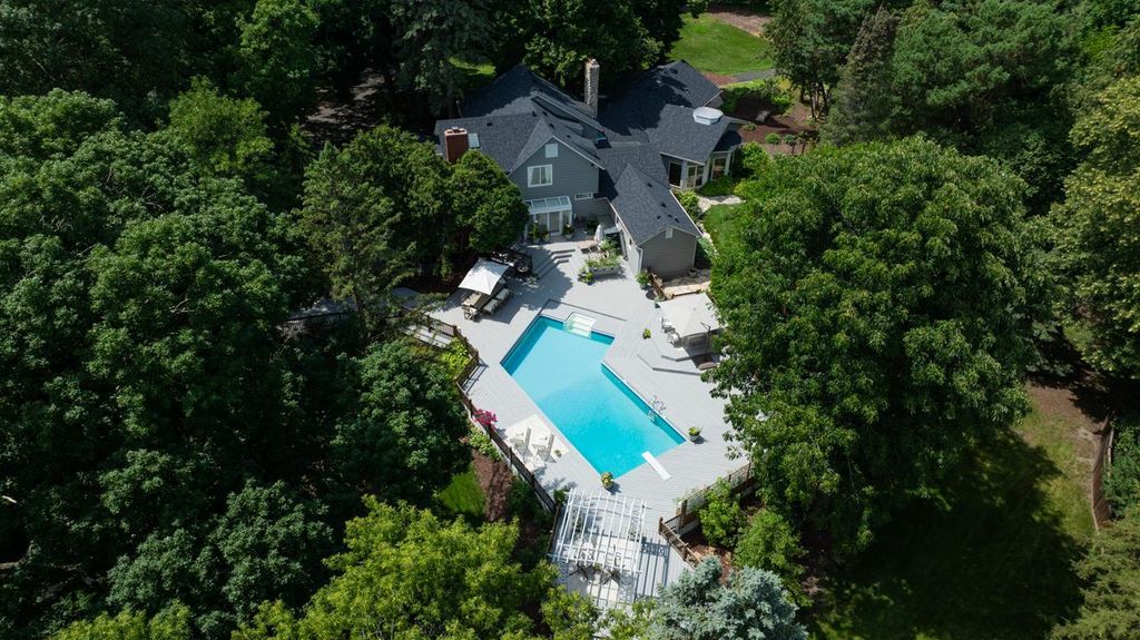 3865 Hillcrest Road, Deephaven, MN 55391