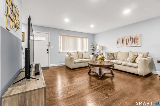40 Orangewood West 40, Derby, CT 06418