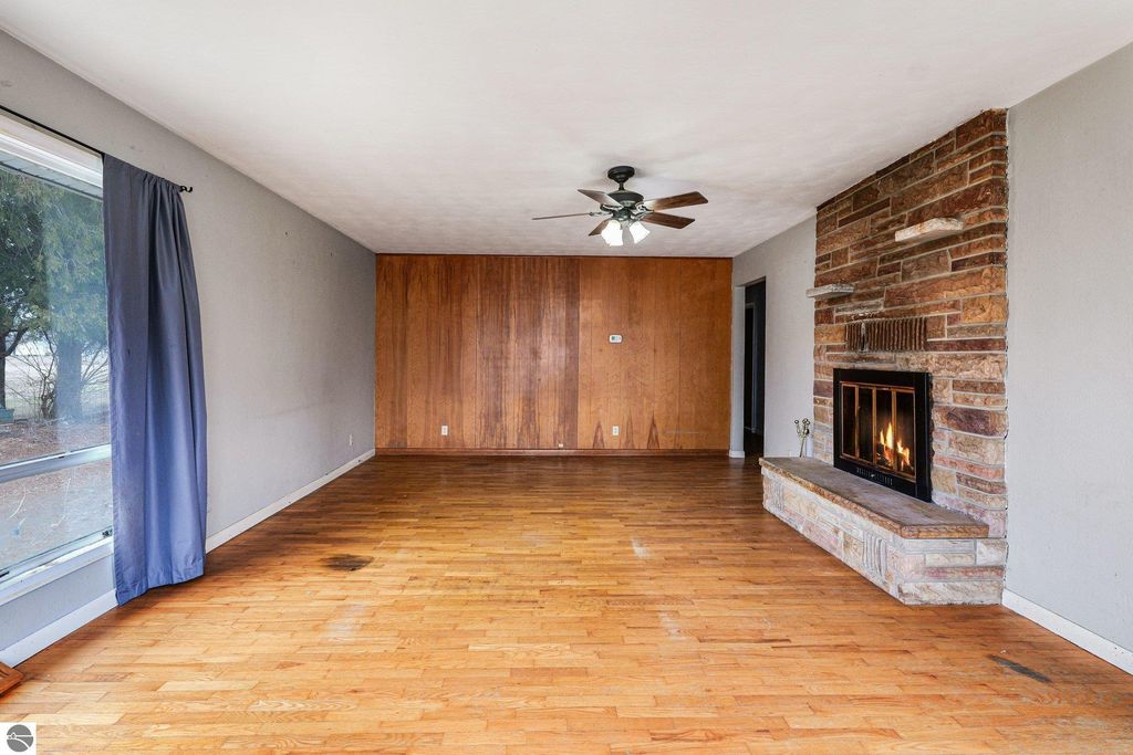 Image 2 of property listing at 4820 W Lincoln Road, Alma, MI 48801