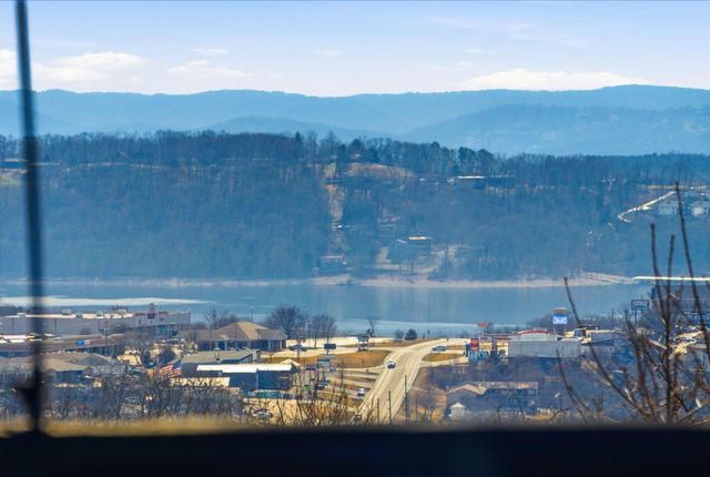 8 Hillcrest Drive, Kimberling City, MO 65686