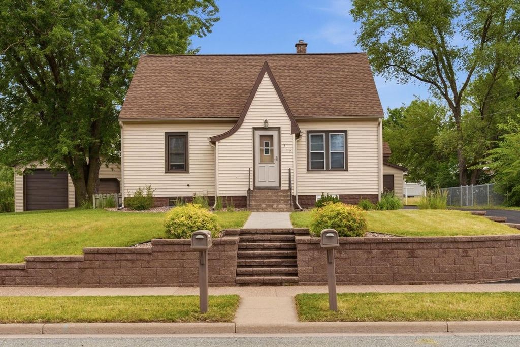 310 9th AVENUE N, Onalaska, WI 54650