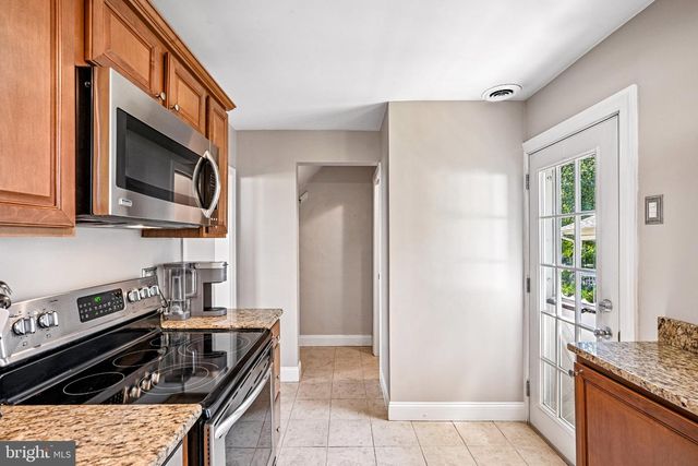 327 GREENWOOD AVE, Jenkintown, PA 19046