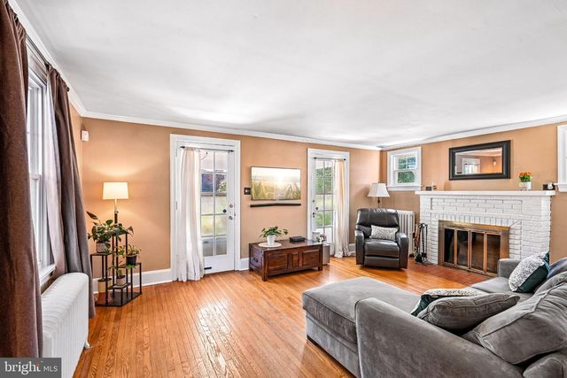 327 GREENWOOD AVE, Jenkintown, PA 19046