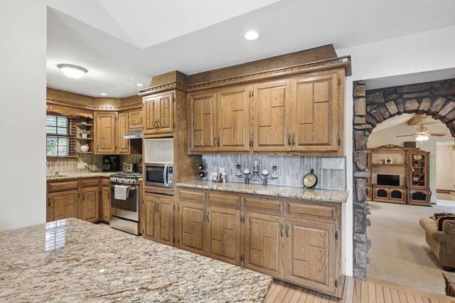 7953 County Lane 192, Carthage, MO 64836