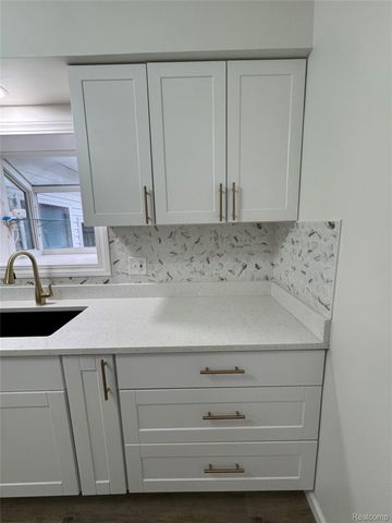 8511 Allen Road, Allen Park, MI 48101