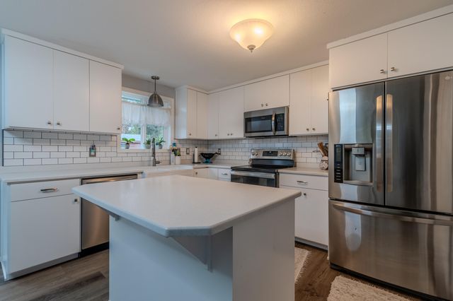 613 Glenn Way, Central Point, OR 97502