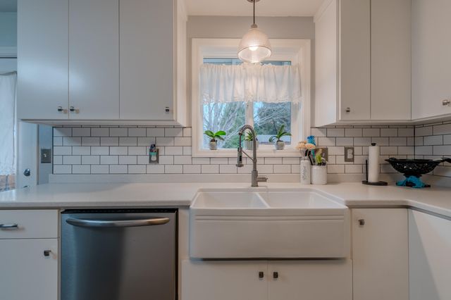 613 Glenn Way, Central Point, OR 97502