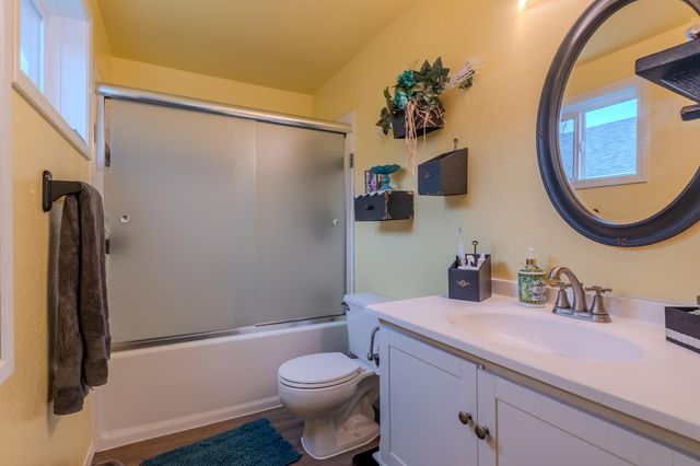 613 Glenn Way, Central Point, OR 97502