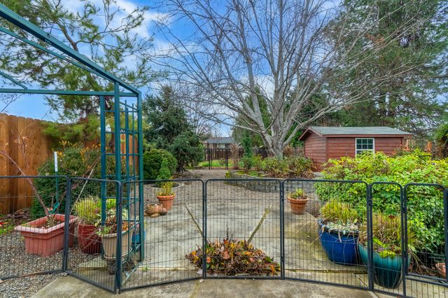 613 Glenn Way, Central Point, OR 97502