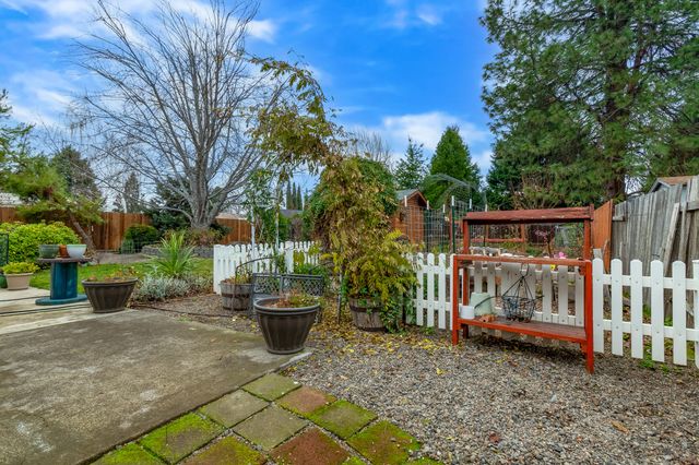 613 Glenn Way, Central Point, OR 97502