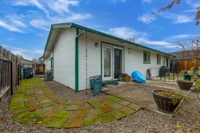 613 Glenn Way, Central Point, OR 97502