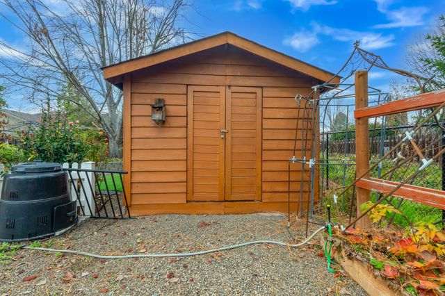 613 Glenn Way, Central Point, OR 97502