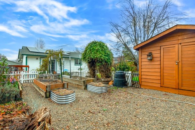 613 Glenn Way, Central Point, OR 97502