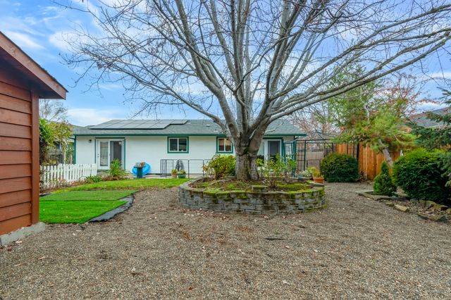 613 Glenn Way, Central Point, OR 97502