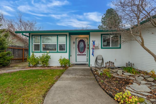 613 Glenn Way, Central Point, OR 97502