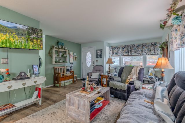 613 Glenn Way, Central Point, OR 97502