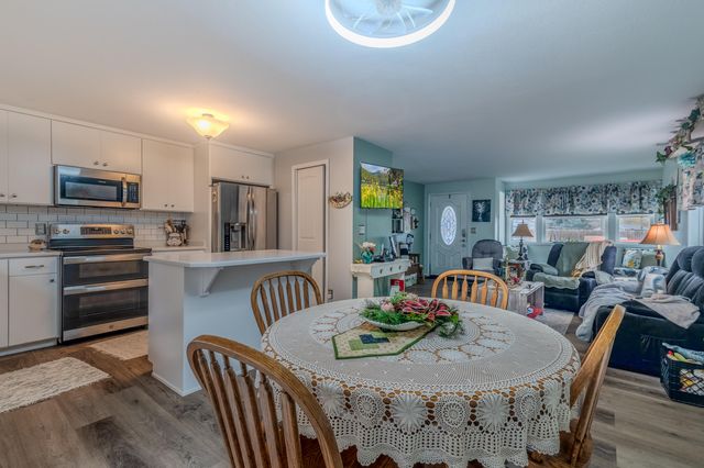 613 Glenn Way, Central Point, OR 97502