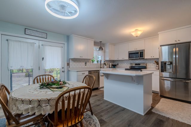 613 Glenn Way, Central Point, OR 97502