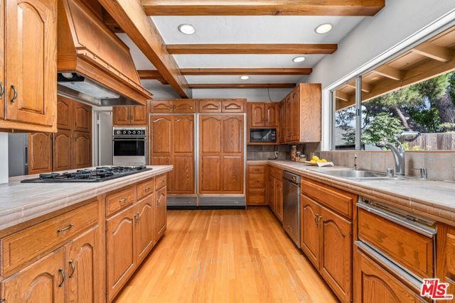 2200 Jeffersonia Way, Los Angeles, CA 90049