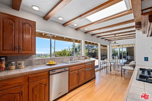 2200 Jeffersonia Way, Los Angeles, CA 90049