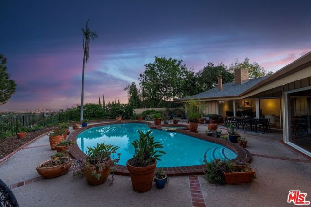 2200 Jeffersonia Way, Los Angeles, CA 90049