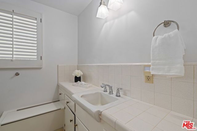 2200 Jeffersonia Way, Los Angeles, CA 90049