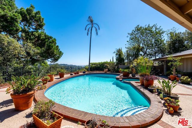 2200 Jeffersonia Way, Los Angeles, CA 90049