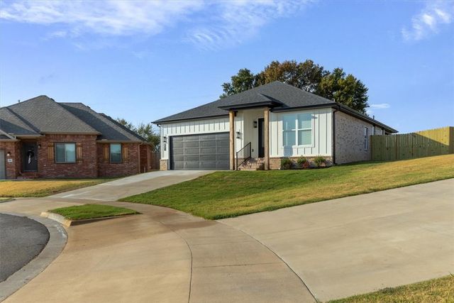 821 Pinnacle Street, Prairie Grove, AR 72753
