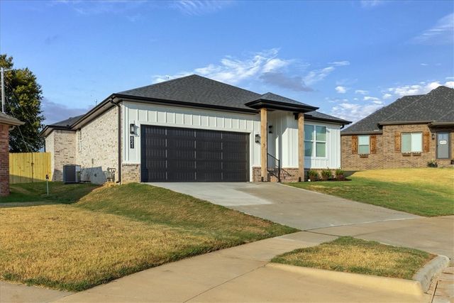821 Pinnacle Street, Prairie Grove, AR 72753